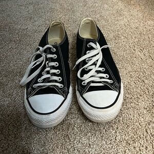 Women’s black and white converse size 8
